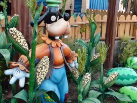 Goofy's Garden - Disneyland Wallpaper (click to view)